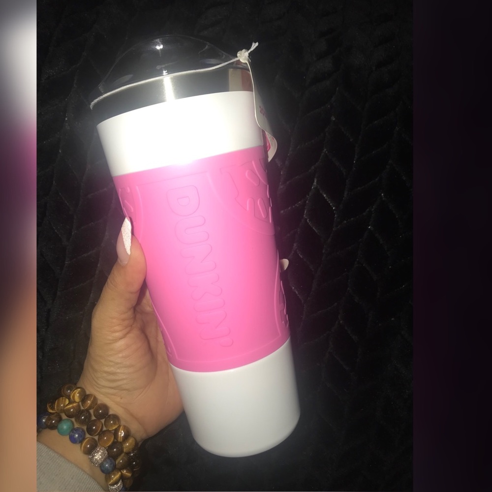 Dunkin‘ Donuts tumbler with pink rubber grip